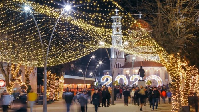 KORÇA “PUSHTOHET” PËR KRISHTLINDJE! Turistët: “Parisi i vogël” shumë i bukur për të festuar