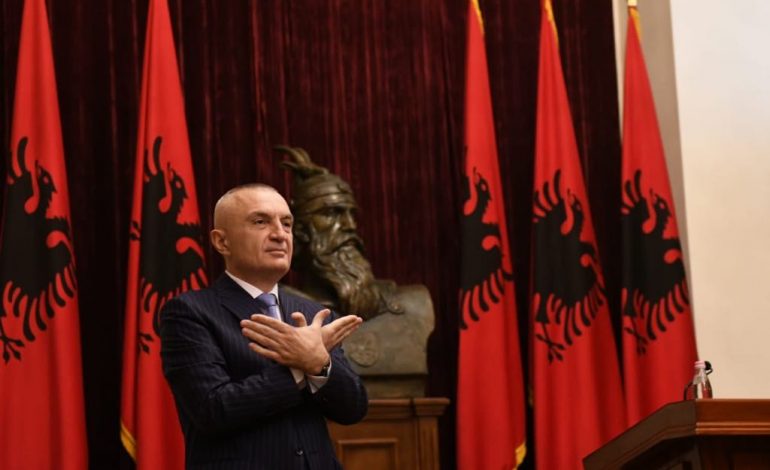 IRONIA/ Peza “zbulon” dhuratën që Presidenti i Republikës, ka vendosur poshtë pemës, për Krishtlindje!