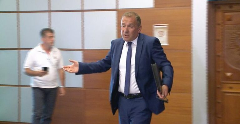 ARBEN KRAJA KREU I SPAK/ Njihuni me prokurorin e “dosjeve të nxehta”. Hetoi Lulzim Bashën për abuzimet me Rrugën e Kombit