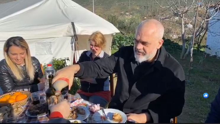 “NË DAÇ MA BËNI SHTËPINË, NË DAÇ JO”! Banori: Më ka rënë telebingo se më ka ardhur kryeministri në shtëpi (VIDEO)