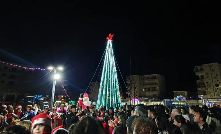 DELVINA NË ATMOSFERËN E FUNDVITIT/ Ndizen dritat festive në qytet
