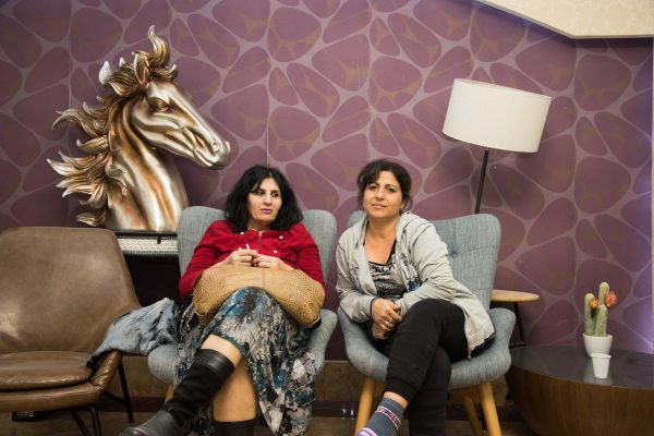“JAM E KËNAQUR KËTU POR MË RRI MENDJA TEK SHTËPIA…”/ Jeta e të pastrehëve nga tërmeti në Durrës