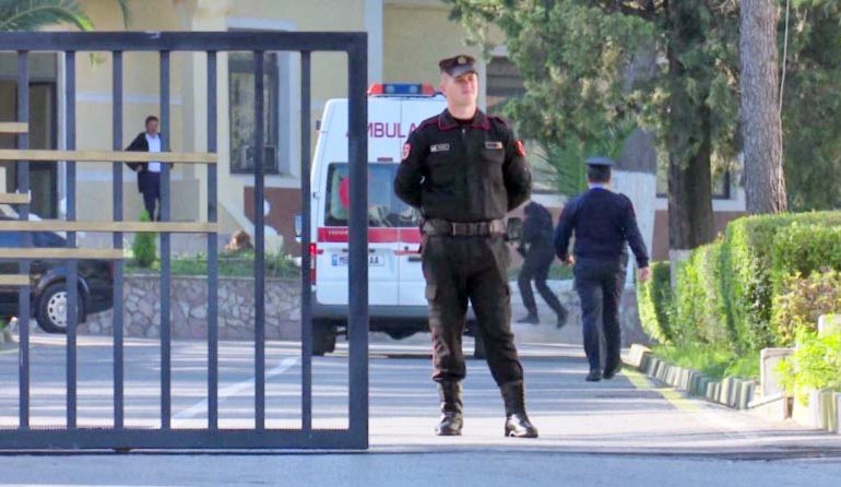 TENTOI TË VRISTE NJË PERSON/ Kush është efektivi i Gardës i shpallur në kërkim, policia jep detajet. Ja pse akuzohet (EMRI)