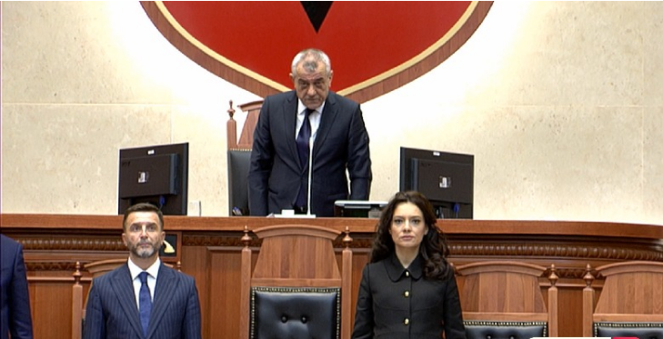 “U PREHSHIN NË PAQE”! Kuvendi një minutë heshtje për 51 viktimat e tërmetit