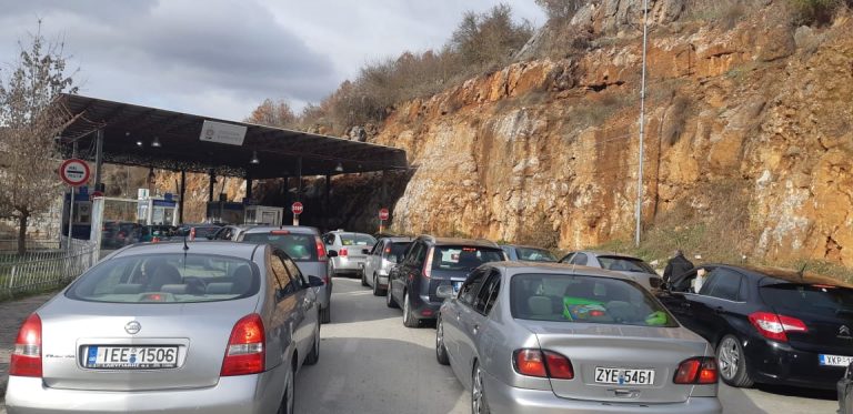 FESTAT E FUNDVITIT/ Fluks në Kapshticë për Krishtlindjet, ja sa shtetas hynë në 24 orët e fundit (FOTO)