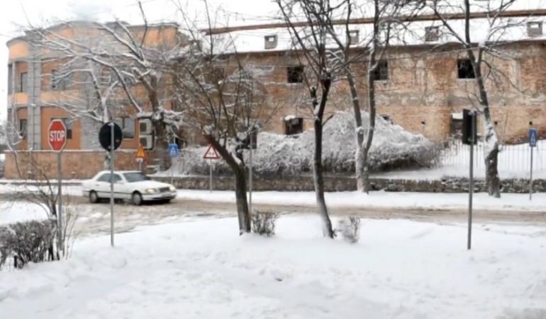 ULJA E TEMPERATURAVE/ Në Korçë nisin reshjet e para të borës