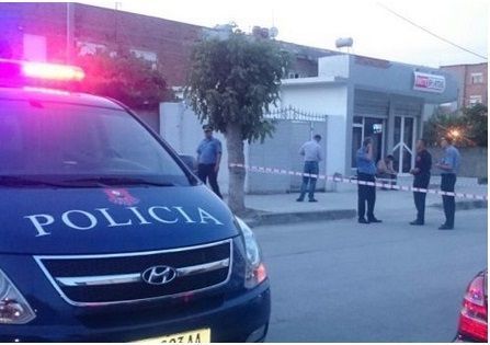 TIRANË, HIDHET NGA PALLATI/ Policia: Personi është i paidentifikuar dhe në gjëndje të rëndë