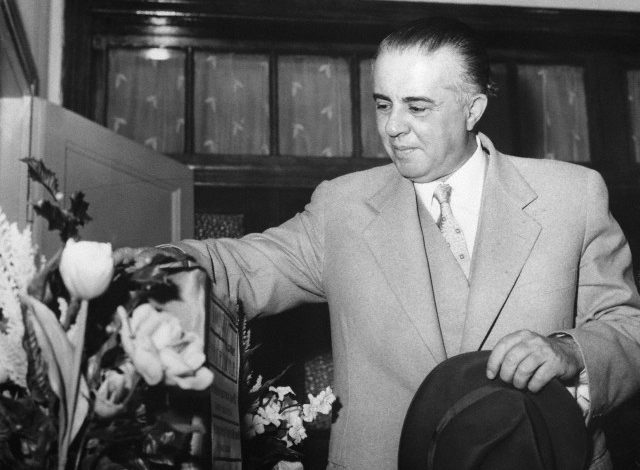 DOSSIER/ Enveri në Byro: Kur u sëmura unë, pati shokë që u alarmuan e thanë “Ç’do të bëhemi ne, sikur të pësojë gjë shoku Enver?”