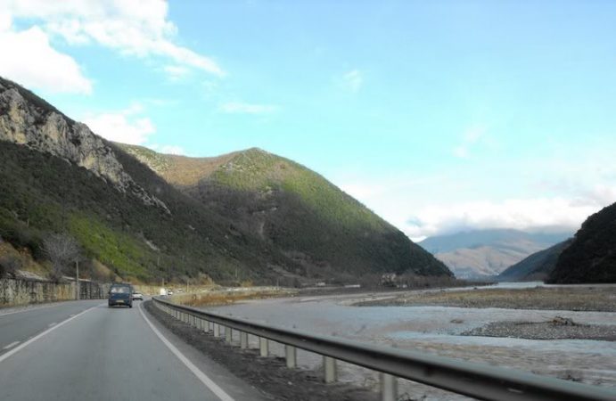 BLLOKOHET RRUGA/ Bien gurë në aksin Librazhd-Elbasan tek “Kthesat e Murrashit”