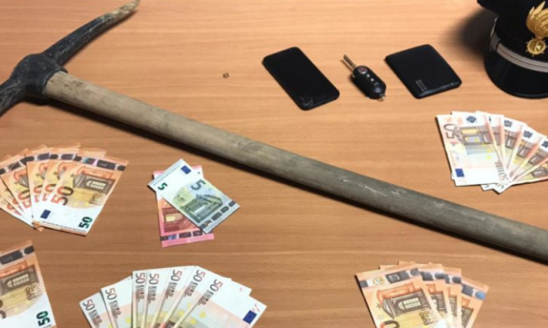 BANESAT I HAPNIN ME KAZËM/ Policia arreston grabitësit shqiptarë