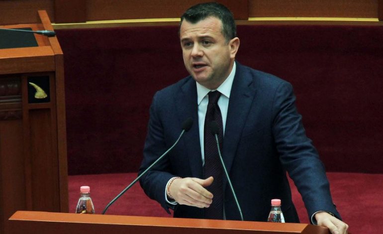 “VIDEO DUKE I KËNDUAR ENVER HOXHËS”/ Reagon Balla: Po ç’kusur kam unë t’i përgjigjem tim biri që më pyet