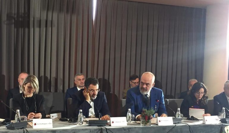 “MË LAJMËRUAN TË VIJA ME URGJENCË”/ Rama: Ndryshim politik s’ka, por mesazhin e tërmetit shpresoj që…