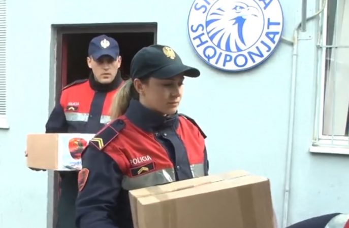 “TI NUK DO TË JESH KURRË VETËM”/ Forcat “Shqiponja” dhe “Shigjeta” u dërgojnë ndihma të prekurve nga tërmeti (VIDEO)