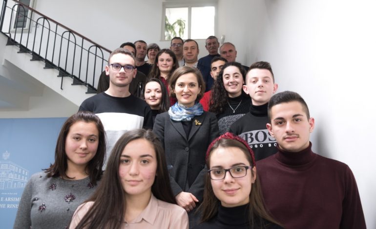 “RROKE SHKENCËN”/ Ministrja Shahini mirëpret nxënësit fitues të olimpiadës: Këtë iniciativë rajonale të Qarkut Korçë