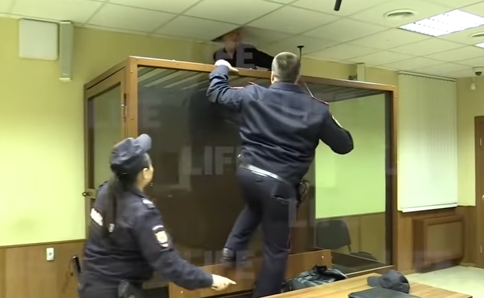 AKUZOHET SE KA VRARË MOTRËN/ I rrethuar me policë, momenti kur 18-vjeçari tenton të arratiset nga gjykata (VIDEO)