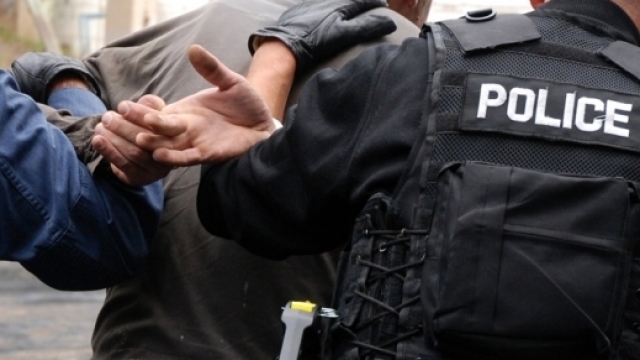 I VODHËN 2 MILIONË LEKË TË REJA NË BANESË/ Zbardhet ngjarja, arrestohet kushëriri i pronarit. Ai bashkë me dy të mitur…