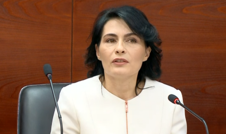 DORËZOI DETYRËN/ Marku me taksi drejt Shkodrës, tërmeti i dëmtoi shtëpinë në Tiranë (VIDEO)