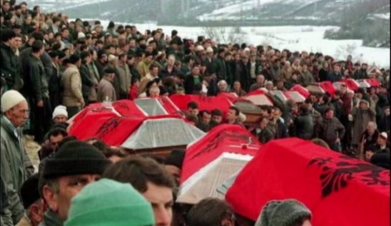SERBËT MOHOJNË MASAKRËN E REÇAKUT/ Kosova i bën thirrje Bashkimit Europian dhe SHBA-së. Ja çfarë kërkon