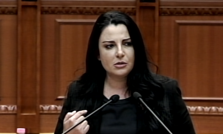 “NUK KAM DËSHIRË T’I MBAJ LOTËT”/ Balluku e prekur në seancë: Ky duhet të ishte një fjalim zyrtar, por…