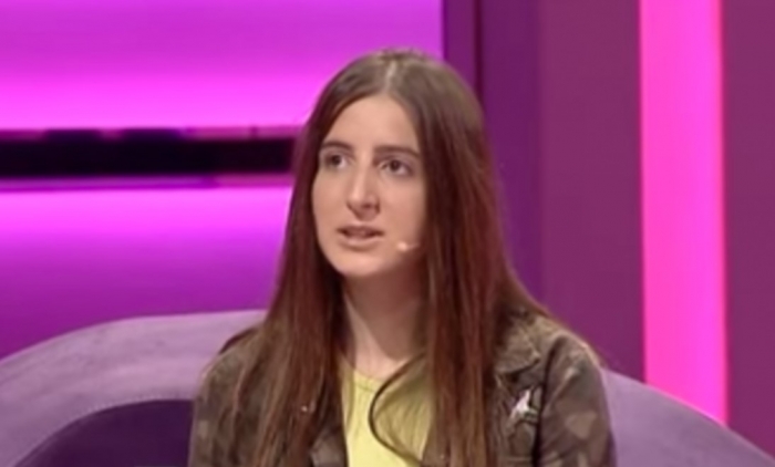 E ËMA E DETYRON TË FEJOHET PA DËSHIRË/ E reja i kërkon ndihmë kushëririt (VIDEO)
