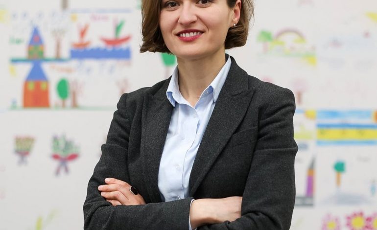 “SHKOLLA ‘EMIN DURAKU’ NË TIRANË QËNDRON E HAPUR”/ Ministrja Shahini: Do të punojë me dy turne