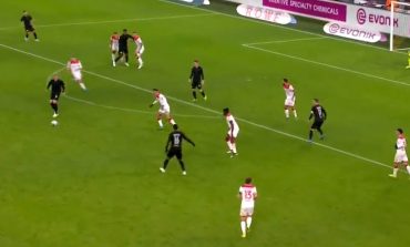 E PABESUESHME/ Porteri i mohon golin Bayernit për çështje milimetrash (VIDEO)
