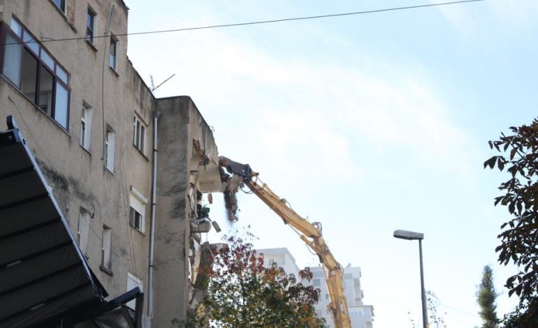 TË DËMTUARA NGA TËRMETI/ Ja pallatet që po shemben në Durrës (FOTO)