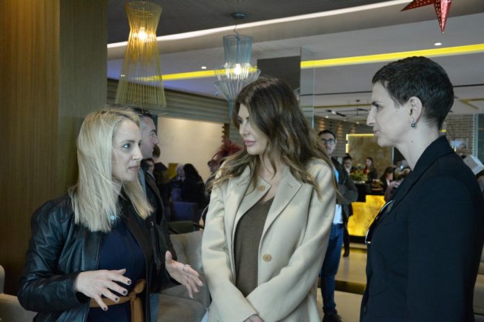 ”BESOJ TEK KRYEMINISTRI I VENDIT TIM”/ Angela Martini viziton banorët e prekur nga tërmeti në Durrës: E di që cdo gjë do të jetë transparente