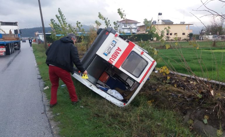 ME TË SËMURIN BRENDA/ Përplaset ambulanca me trajlerin në Berat. 3 të plagosur