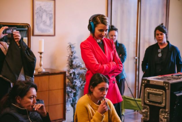 “SORKADHET E TREMBURA”/ Trupa shqiptaro-ruse në Tiranë, xhirohet filmi i bazuar në historitë e dashurive të Kadaresë