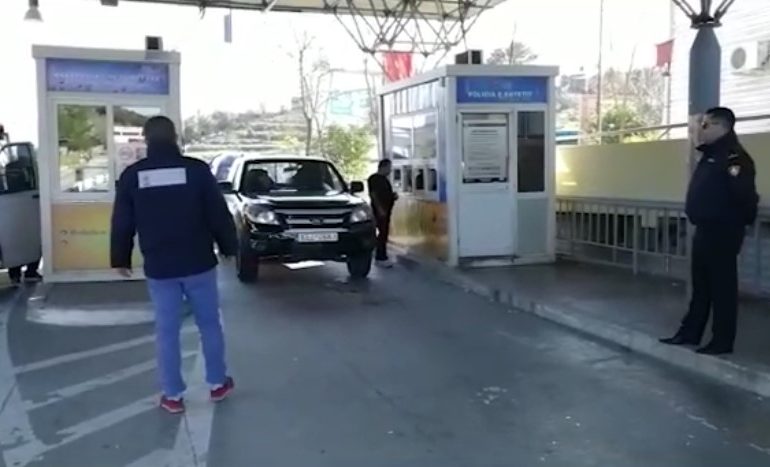 DYNDJE NË KUFI/ 250 mijë shtetas hynë në Shqipëri përgjatë javës në Kakavijë e Kapshticë për festat e fundvitit