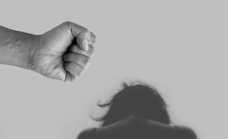 NDODH NË GREQI/ Shqiptari dhunon barbarisht të fejuarën e tij në mes të rrugës