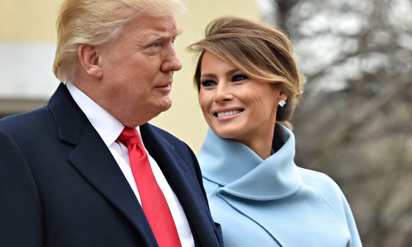 MELANIE SHTRËNGON DUART ME ”ARMIKUN” E TIJ/ Ja si reagon Trump