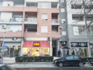 NDODH NË DURRËS/ Kasapi sfidon policinë. Nuk mbyll dyert e dyqanit poshtë pallatit të pabanueshëm