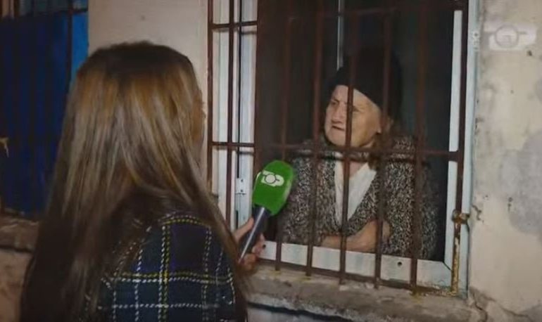 TËRMETI/ Ermioni Popa e fundit e familjes, refuzon të dalë nga banesa pavarësisht lëkundjeve