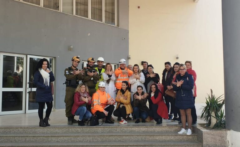FOTOLAJM/ Ekspertët izraelitë vlerësojnë si të gatshme për mësim dy shkolla në Durrës, në fund bëjnë simbolin e shqiponjës (FOTO)