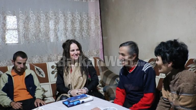 “DUA NJË SHTËPI”! Emigrantja surprizon familjen shqiptare, vjen nga Britania e Madhe për t’iu ndryshuar jetën (VIDEO)