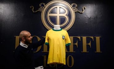 U VESH GJATË NDESHJES BRAZIL-JUGOSLLAVI NË 1971/ Një bluzë e legjendës Pele shitet me vlerën prej...