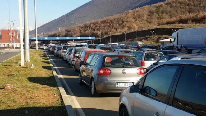 FLUKS NË DOGANA PËR FESTA/ Mijëra shqiptarë kthen në atdhe, pika në Kapshticë vijon punën me 7 sportele