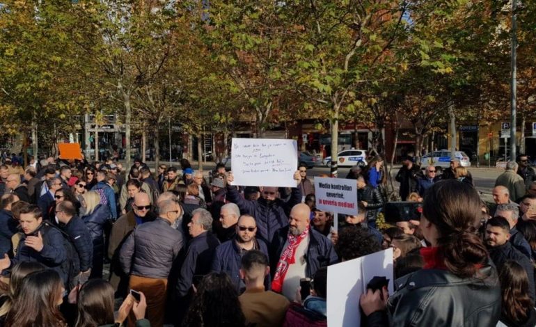 PROTESTA E GAZETARËVE/ Ilir Vrenozi i Korçës, në krye: Ne do rezistojmë (FOTO)