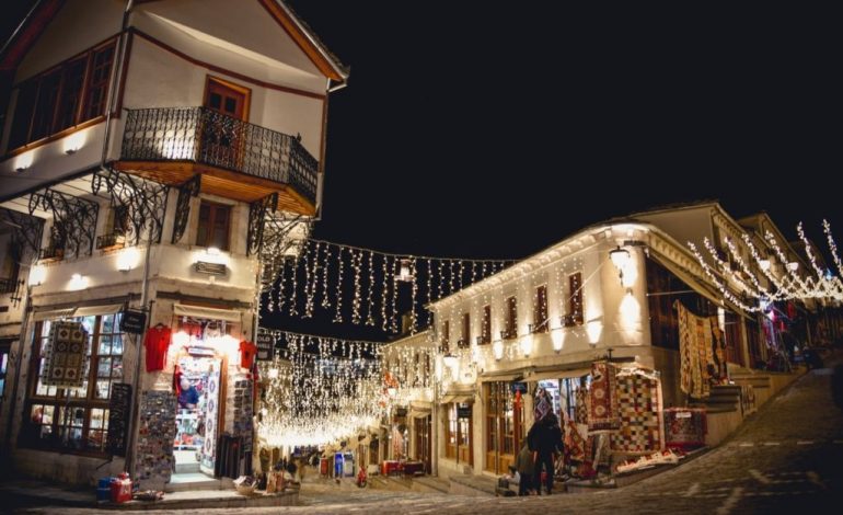GJIROKASTRA “MAGJIKE”/ Qyteti i gurtë ndez dritat festive(FOTO)