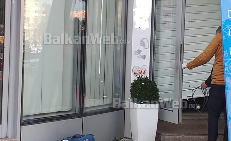 GRABITET ARGJENDRIA NË PEDONALEN E KORÇËS/ Në kërkim autorët