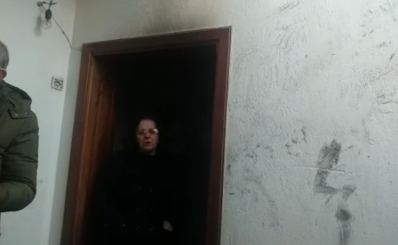 “NUK KAM NJË KUJTIM NGA FËMIJËT”/ Banorja e pallatit të djegur në Pogradec shpërthen në vaj: U shua mundi im