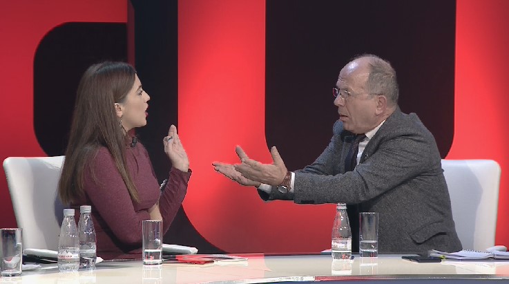 “NUK KA NEVOJË TË MË PREKNI”/ Aktivistja përplaset me Sazan Gurin, largohet nga studio: Mbylle gojën, bën dhe seksizëm (VIDEO)