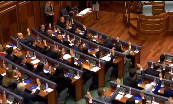 VV-LDK PA MARRËVESHJE/ Momenti kur betohen deputetët e rinj të Kosovës