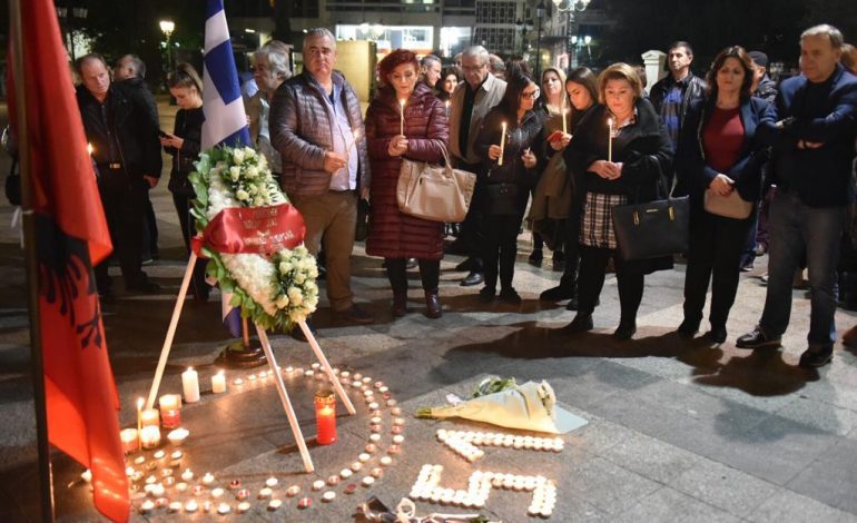 SHQIPTARËT HOMAZHE NË ATHINË/ Ndezin qirinj në kujtim të 51 viktimave nga tërmeti