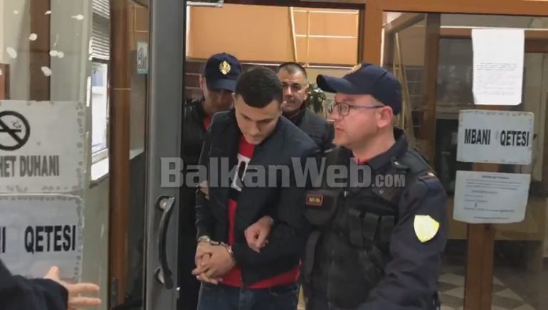 VRAU 2 TË RINJTË NË PATOS/ Momenti kur 22 vjeçari hyn duke qarë në Gjykatë dhe thotë: E bëra (VIDEO)
