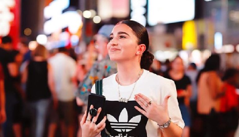 “I TREGOJMË BOTËS SE JENA NJO”/ Shqiptarja e fasmshme në SHBA këngë prekëse për viktimat e 26 nëntorit
