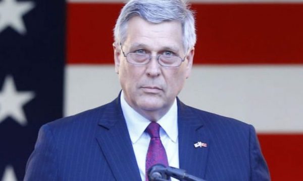 FORMIMI I QEVERISË SË RE/ Ngërçi mes LDK dhe VV, ambasadori amerikan takon Vjosa Osmanin dhe Isa Mustafën