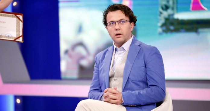“TI NA E GRISE ATË”/ Laert Vasili sulmohet nga aktorë të Aleancës për Mbrojtjen e Teatrit: Të q*** motrën (VIDEO)